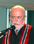 Jean Poirier a su faire patienter les futurs r�cipiendaires avec une allocution imag�e et color�e dans laquelle � l�instar des ch�vres, il a invit� les nouveaux dipl�m�s � foncer dans la vie et � ne jamais h�siter devant une cl�ture! � D�ailleurs, a-t-il dit, vous avez une excellente capacit� � prendre de bonnes d�cisions, la preuve: vous avez choisi le Coll�ge d�Alfred! Photo C.Quirion.