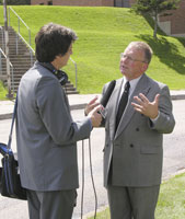 Photo - Le pr�sident du conseil d'administration de l'ARCf de Saint-Jean, Guy L�ger, r�pond � un journaliste.